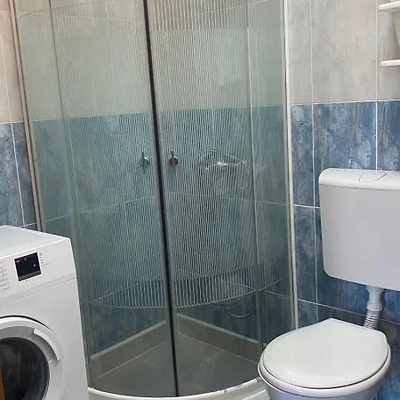 Red U Vrnjackoj Banji アパート