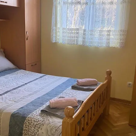 Red U Vrnjackoj Banji アパート